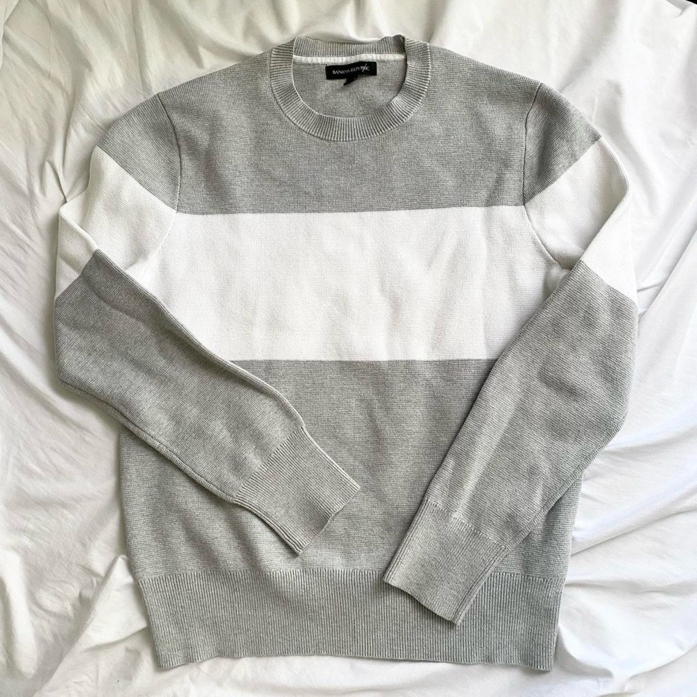 Banana Republic grey and white knit crew neck